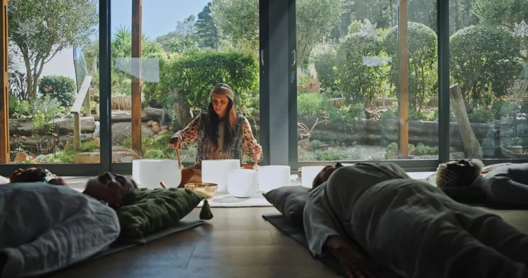 Massage bien-être avec bol de cristal pour apaiser les tensions, Entre-Deux, L'Anessence Divine 432