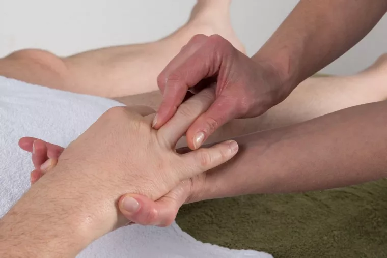 Faire appel à un réflexologue palmaire pour un adolescent, Entre-Deux, L'Anessence Divine 432